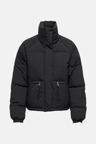 Manteau court noir de JDY, avec col montant et deux poches à fermeture éclair.
