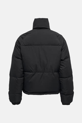 Manteau court noir de JDY, avec col montant, vu de l'arrière.