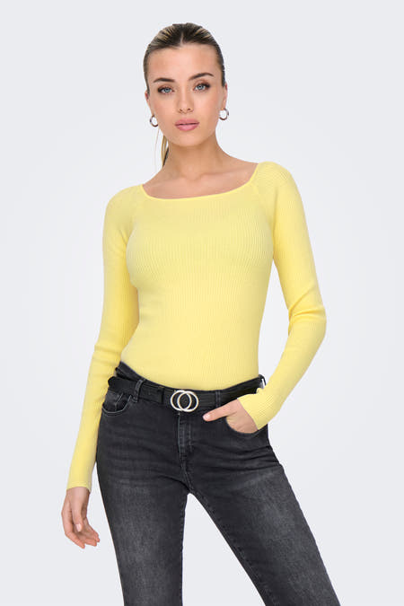 T-shirt jaune à manches longues de ONLY®, avec une fine structure en côtes, porté avec un pantalon noir et une ceinture.