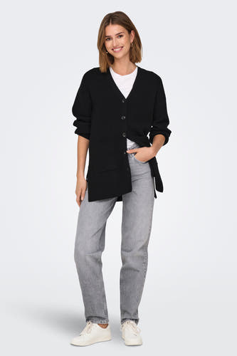 Jean mom gris moyen d'ONLY, avec une coupe décontractée, associé à un cardigan noir et des baskets blanches.