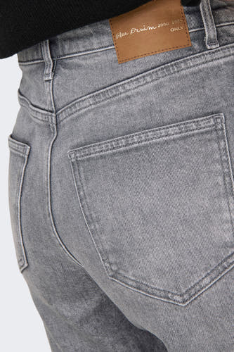 Jean mom gris moyen d'ONLY, avec un étiquette en cuir brun sur l'arrière.