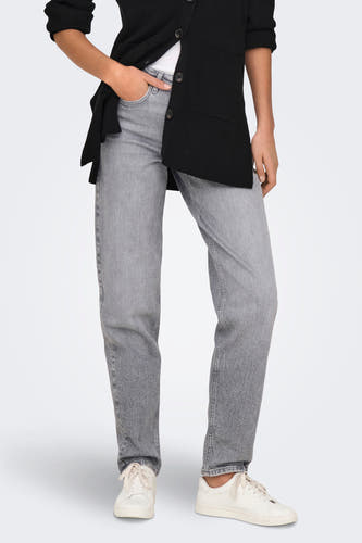 Jean mom gris ONLY, stylé avec un veston noir et des baskets blanches.
