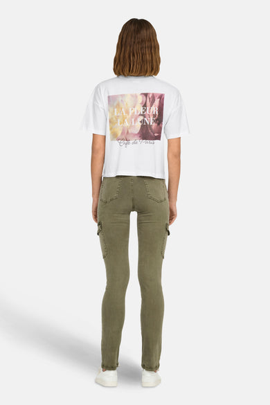 T-shirt blanc de JDY, avec un imprimé fleuri et l'inscription 'Café de Paris' sur le dos.