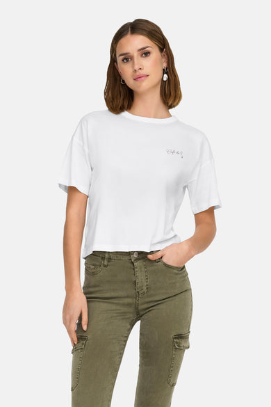 T-shirt blanc de JDY, porté avec un pantalon cargo vert olive et des boucles d'oreilles argentées.