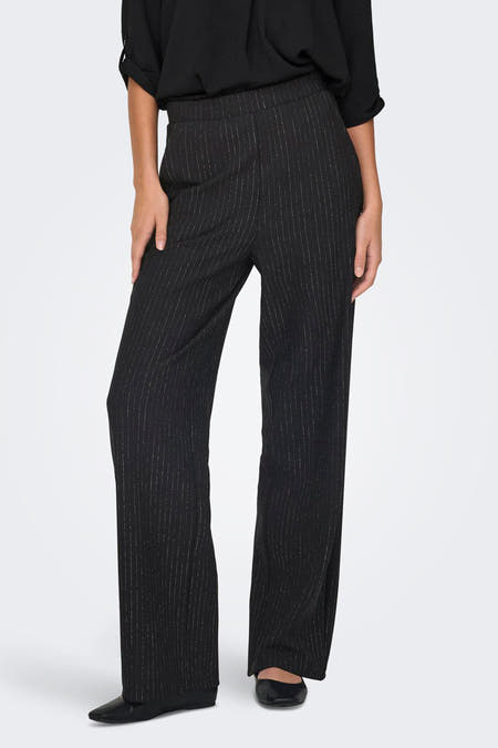Pantalon noir de JDY avec une rayure blanche, des jambes larges et hautes et une taille haute.