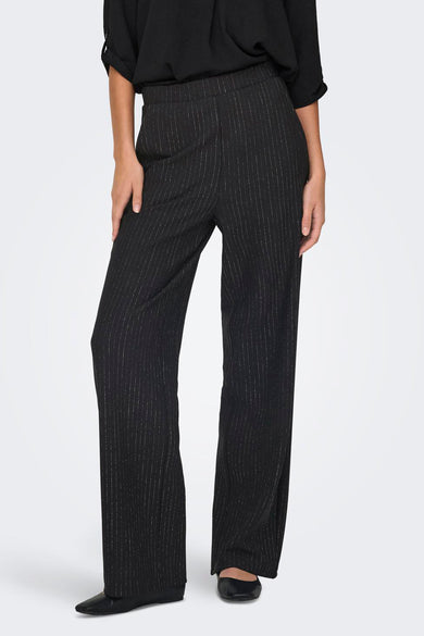 Pantalon noir de JDY avec une rayure blanche, des jambes larges et hautes et une taille haute.