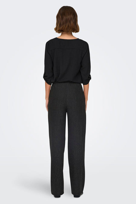 Zwarte broek van JDY met krijtstreep, lange wijde pijpen en hoge taille.