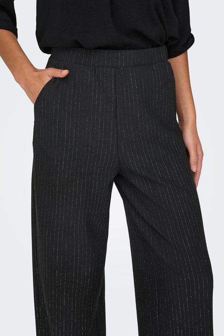 Pantalon noir de JDY avec une rayure et une poche dans une version courte.