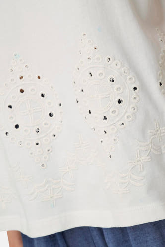 T-shirt blanc à manches courtes de JDY, avec des détails ajourés et une broderie.