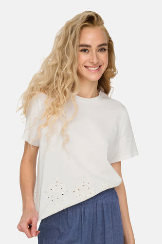 T-shirt blanc à manches courtes de JDY, avec un motif brodé décoratif sur l'ourlet.