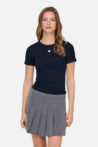 T-shirt bleu à manches courtes de ONLY, avec une texture côtelée et un petit cœur.