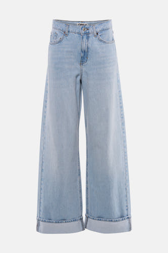 Jeans en denim HOPE bleu clair ONLY, avec ourlets retroussés et combiné avec un t-shirt blanc et des escarpins argentés.