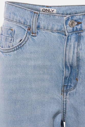 Jean ample bleu clair de ONLY, avec détail bouton et poche.