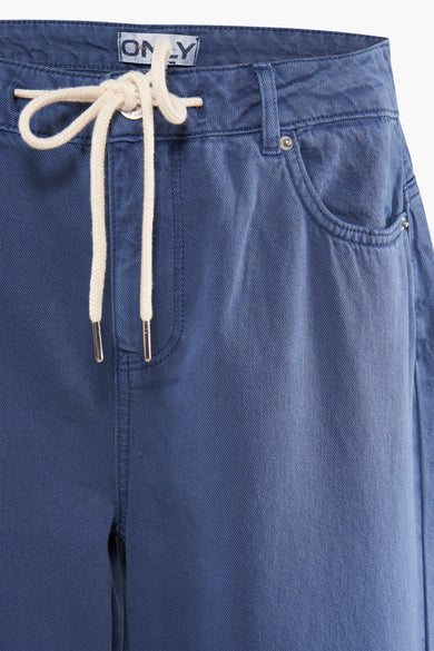Pantalon bleu de ONLY, avec détail de cordon et une poche.