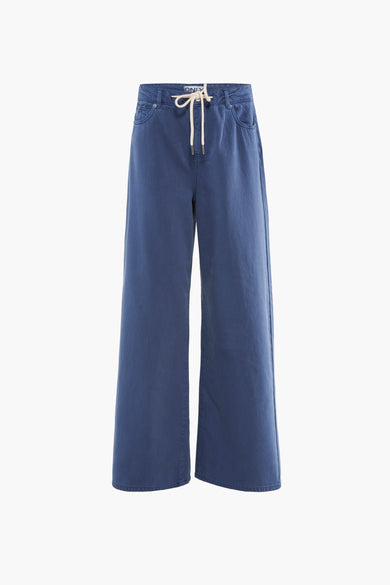 Pantalon bleu de ONLY, avec des jambes larges et une ceinture blanche.