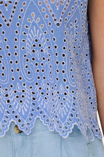 Blouse à manches longues bleue sans manches ONLY, avec des détails brodés et un pantalon bleu clair.