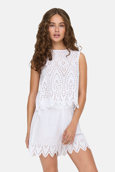 Vrouw in witte broderie-kleding.