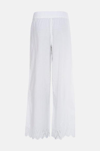 Witte broek van ONLY®, met wijde pijpen en broderie details aan de onderkant.

