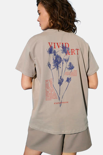 T-shirt beige à manches courtes de ONLY, avec un imprimé fleurs et du texte sur le dos.
