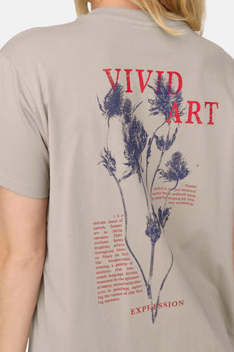 T-shirt beige à manches courtes de ONLY, avec un imprimé fleurs et du texte sur le dos.
