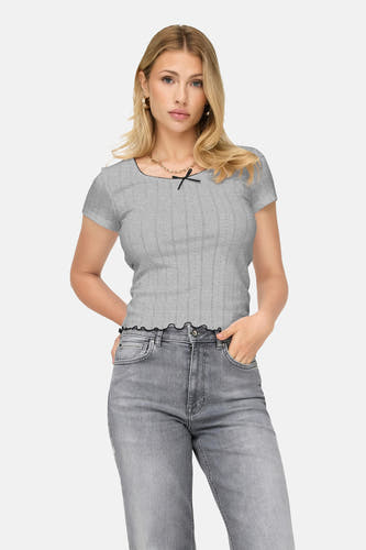 T-shirt gris à manches courtes de ONLY, avec une texture côtelée et un ourlet ondulé à l'arrière.