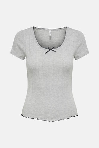 T-shirt gris à manches courtes de ONLY, terminé par un bord noir et une bande décorative.