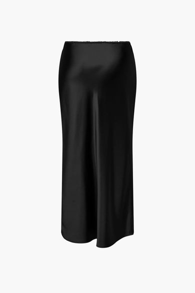 Robe longue noire ONLY, avec une texture soie brillante et une ceinture élastique.