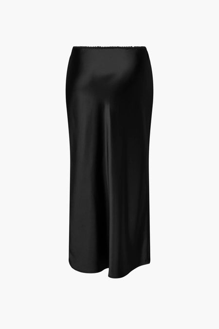 Robe longue noire ONLY, avec une texture soie brillante et une ceinture élastique.
