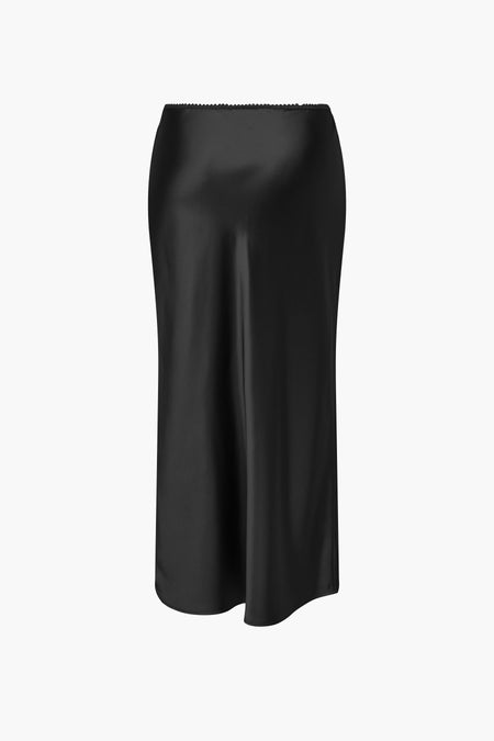 Jupe noire longue de ONLY®, avec une texture lisse et brillante et une ceinture élastique.