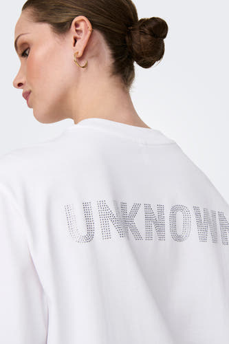 T-shirt blanc à manches courtes de ONLY®, avec des strass et du texte inconnu sur le dos.