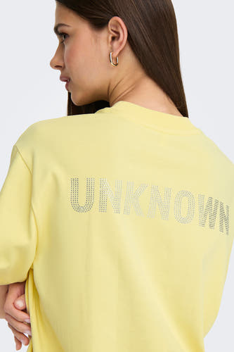T-shirt jaune à manches courtes de ONLY, avec le texte "INCONNU" en strass.