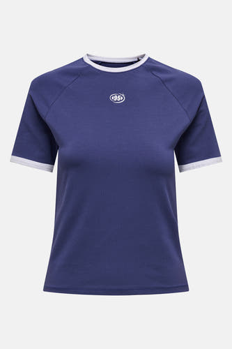 Blauw T-shirt met korte mouwen van ONLY, met witte bies langs de hals en mouwen, en een '95'-logo.