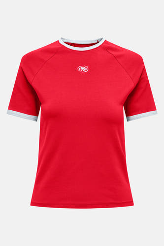 T-shirt rouge à manches courtes de ONLY, avec des bordures blanches sur les manches.