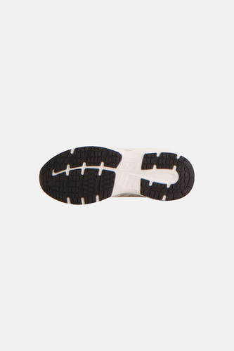Baskets blanches de ONLY, avec semelle et profil noirs.
