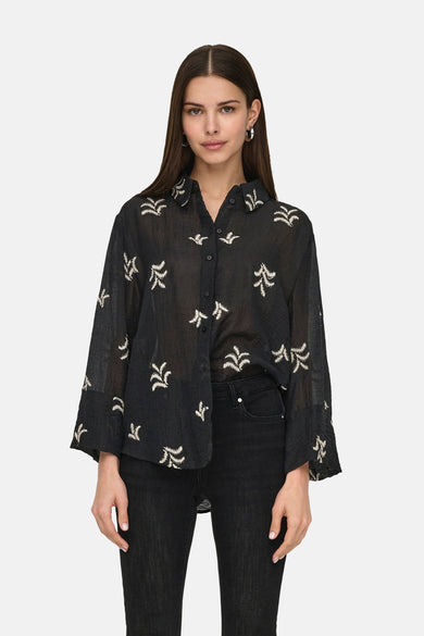 Blanc, longue manches de JDY deYY détails et porté avec un jeans noir.