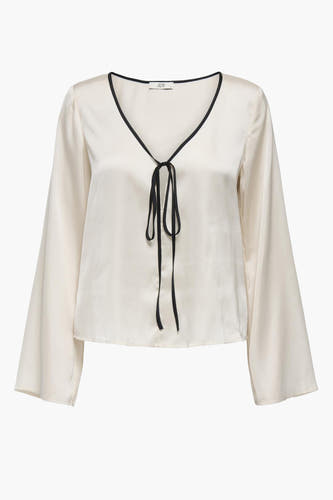 Blouse blanche à longues manches de JDY, terminée avec un col et une ceinture noirs.