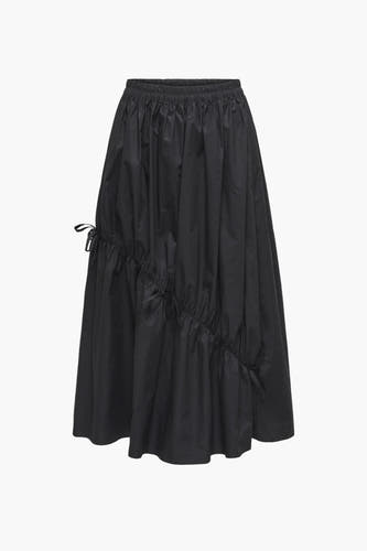 Robe noire JDY, avec une ceinture élastique et des détails de ruban décoratifs sur les côtés.
