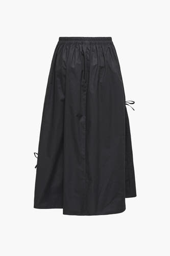 Robe noire de JDY, avec des cordons sur les côtés.