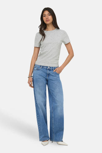 Gemêleerd grijs T-shirt met korte mouwen van ONLY®, met ronde hals, gecombineerd met blauwe wide-leg jeans en witte hakken.