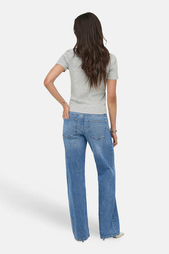 T-shirt gris ONLY®, à manches courtes et à texture côtelée, porté par un mannequin de dos avec un jean bleu.