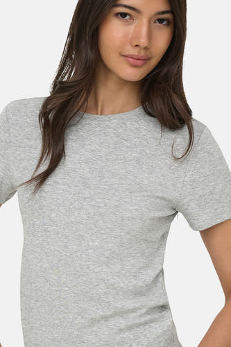 T-shirt gris ONLY® en tissu côtelé chiné à manches courtes et col rond, porté par une femme.