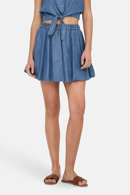 Short blue denim skirt from ONLY, with an elastic waistband and a casual look.