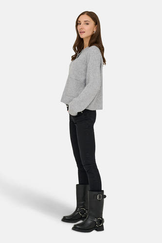 Cardigan gris d'ONLY, avec poches, associé à des jeans noirs et des bottes noires.