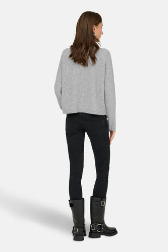 Gilet gris de ONLY, à manches longues, combiné avec un jean noir et des bottes noires.