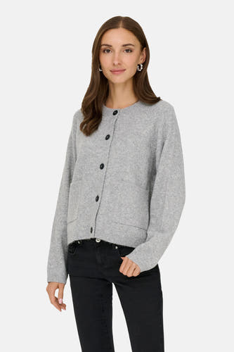 Cardigan gris d'ONLY, avec des boutons noirs et des poches brodées, porté avec un jean noir.