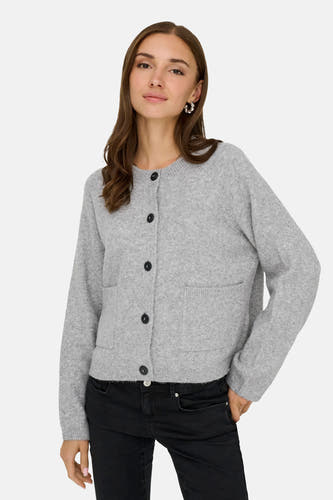 Cardigan gris d'ONLY, avec des manches longues, une fermeture à boutons et des poches brodées, porté avec un pantalon noir.