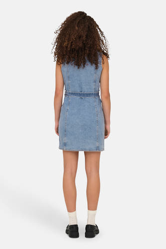 Chemise sans manches en denim bleu clair d'ONLY, avec une ceinture et des chaussures noires avec des chaussettes blanches.