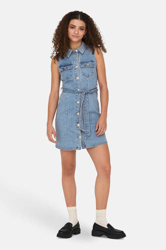 Tunique sans manches en denim bleu clair ONLY, avec une fermeture à boutons et une ceinture à la taille.