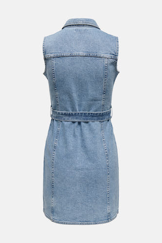 T-shirt sans manches en denim bleu clair d'ONLY, avec ceinture et boutons sur le dos.