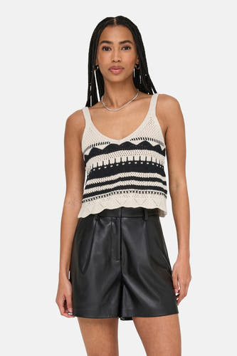 Top écru sans manches d'ONLY, avec un motif rayé et tricoté noir, porté avec une short en cuir noir et une chaîne argentée.